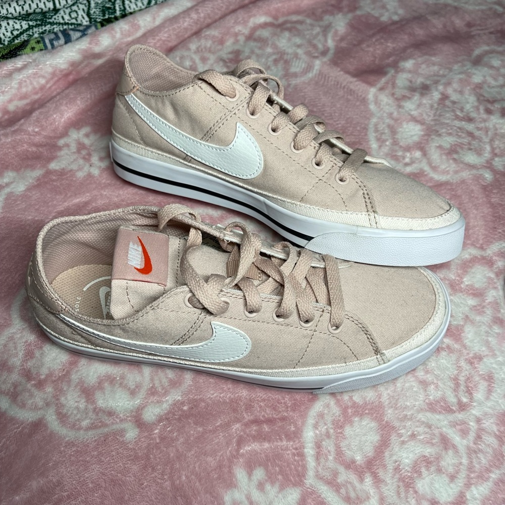 Women’s Nikes never worn